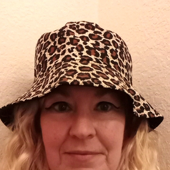 Leopard ๐ Cotton Bucket Hat - Picture 3 of 12
